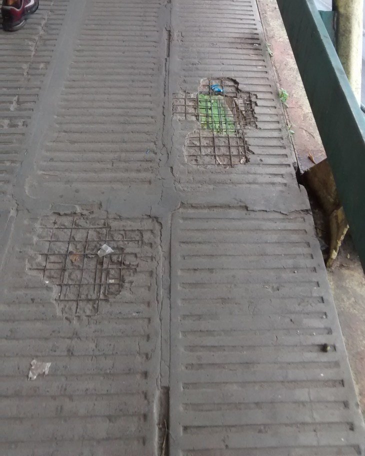 Buracos mostram a estrutura desgastada (Foto: GA�ssica Lopes)