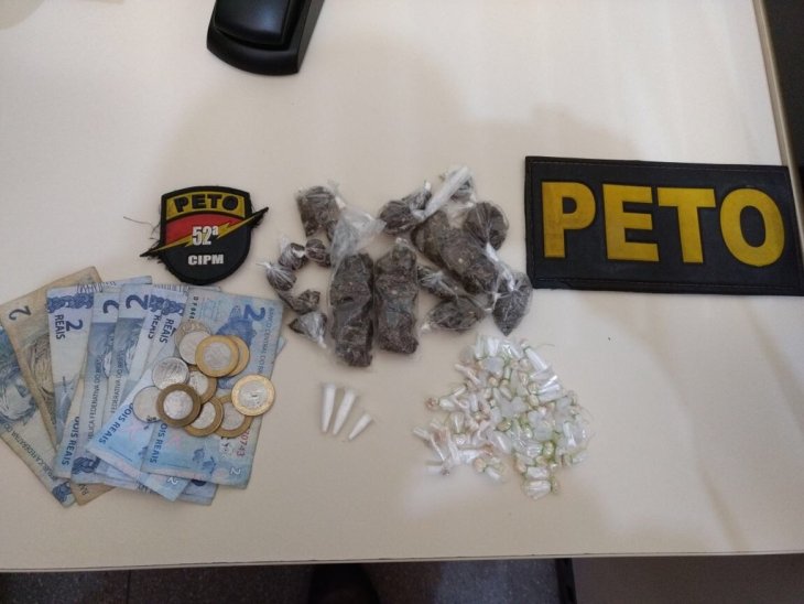 Drogas e dinheiro apreendidos com Rafael (Foto: DivulgaA�A?o/CIPM)
