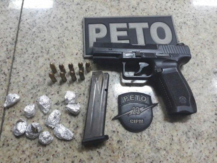 AA�A?o apreendeu uma pistola e drogas (Foto: DivulgaA�A?o / SSP-BA)