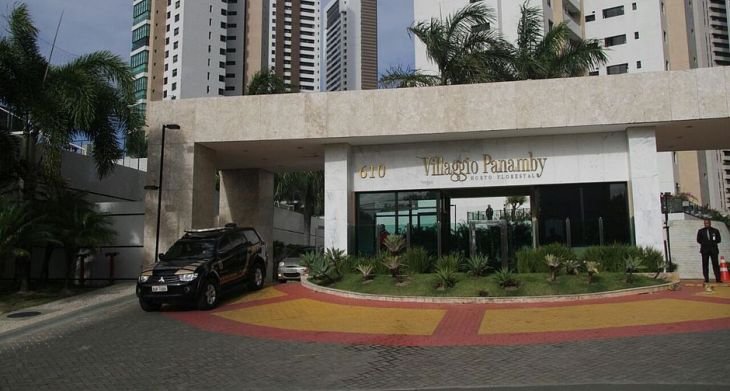 Carro da PolA�cia Federal deixa a residA?ncia de Marcelo Nilo, no Horto Floresta (Foto: Mauro Akin Nassor/CORREIO)