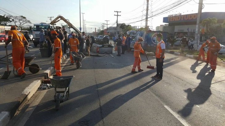 Equipes trabalharam para liberar a via depois do acidente (Foto: DivulgaA�A?o)