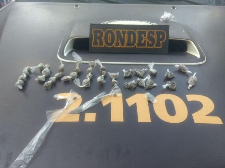 Drogas apreendidas pela polA�cia no Nordeste de Amaralina (Foto: DivulgaA�A?o / SSP-BA)