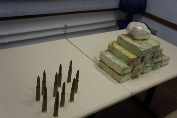 Drogas e muniA�A?o encontradas com estudante presa (Foto: DivulgaA�A?o/PolA�cia Civil)
