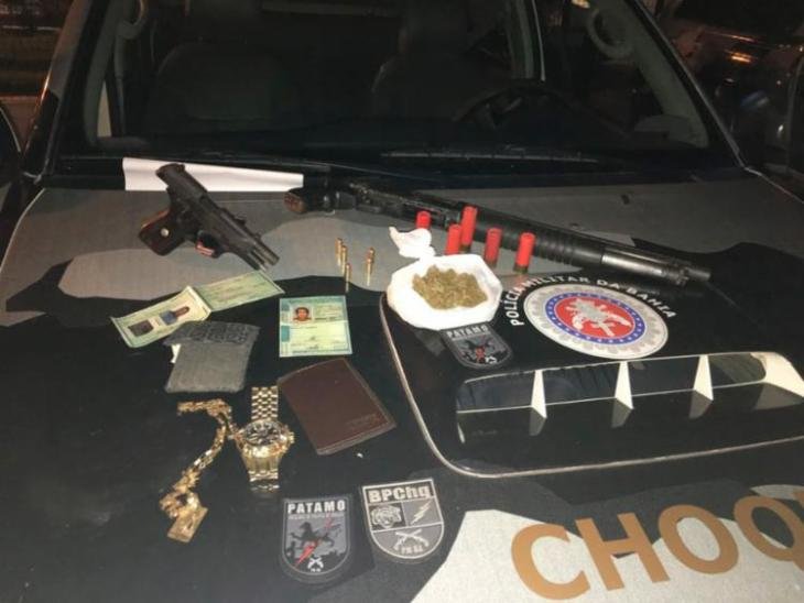 PolA�cia apreendeu uma espingarda e uma pistola com a dupla (Foto: DivulgaA�A?o / SSP-BA)