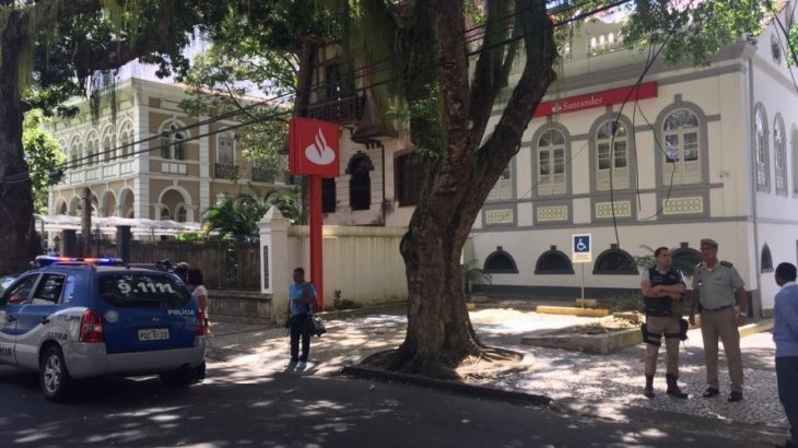 AgA?ncia do Santander no Corredor da VitA?ria foi invadida por criminosos (Foto: DivulgaA�A?o)