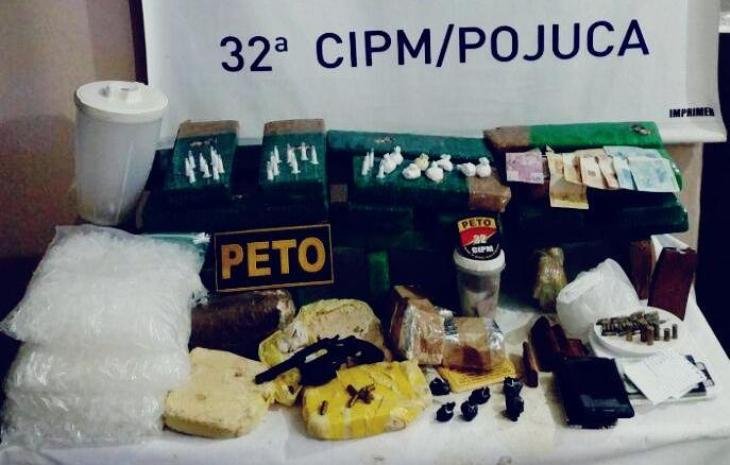 Uma arma e uma quantidade de drogas foram apreendidas com os suspeitos (Foto: DivulgaA�A?o/SSP-BA)