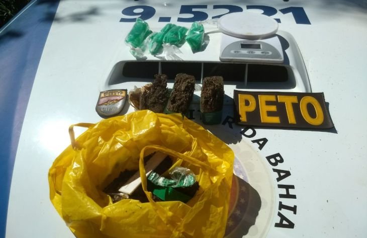 Material apreendido com os suspeitos de trA?fico (Foto: DivulgaA�A?o/PM)