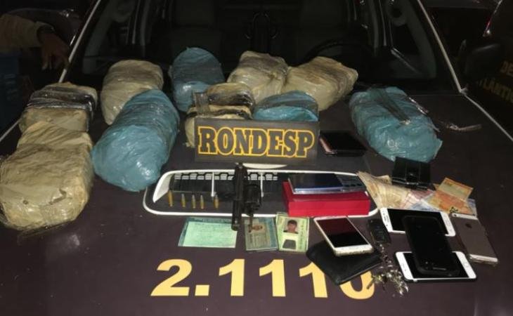 PolA�cia apreendeu material encontrado com o trio (Foto: DivulgaA�A?o/SSP-BA)