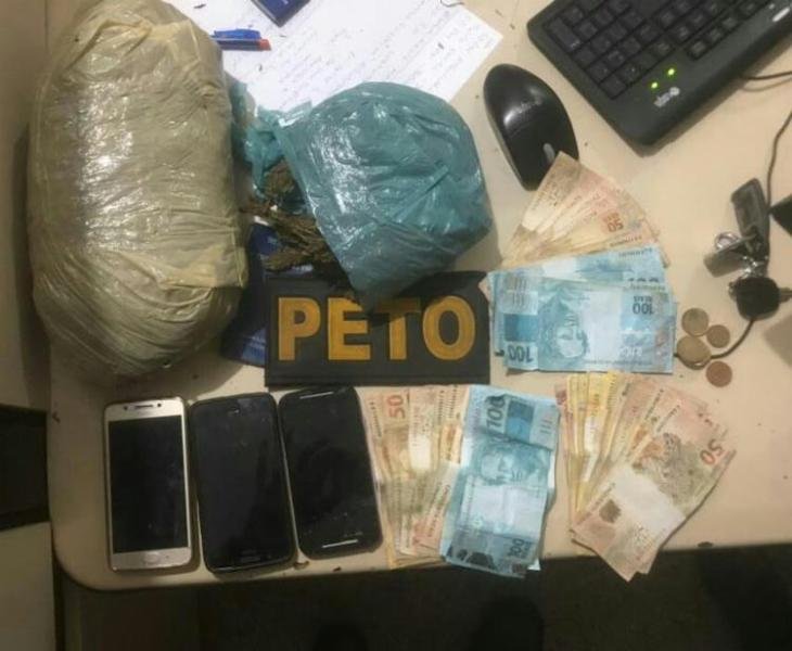 PolA�cia apreendeu quantidade dinheiro e maconha com os presos (Foto: DivulgaA�A?o/SSP)