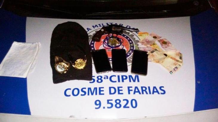Material apreendido com os trA?s suspeitos presos (Foto: DivulgaA�A?o/SSP-BA)