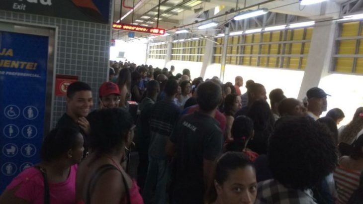 Problemas na Linha 2 do MetrA? causou superlotaA�A?o na EstaA�A?o CAB (Foto: #Leitora/#AnB)