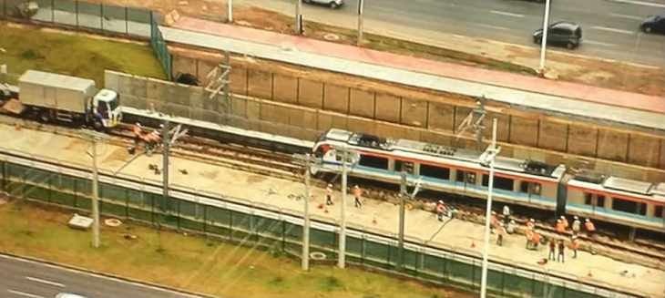 Imagens de TV mostram funcionA?rios da CCR MetrA? trabalhando para resolver problema (Foto: ReproduA�A?o/TV Itapoan)