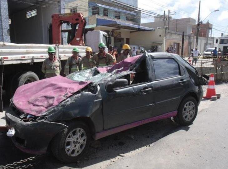 Carro foi removido do buraco na manhA? desta sexta (22) (Foto: Luciano da Matta/Ag. A Tarde)