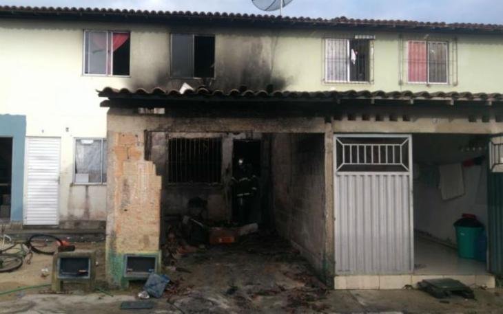 Casa ficou destruA�da apA?s carro pegar fogo (Foto: DivulgaA�A?o/Corpo de Bombeiros)